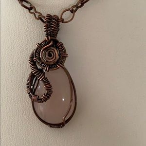 Rosequartz pendant set in copper wire